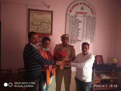 people gives flower to govt employee